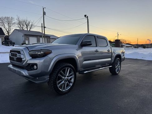 Used 2016 Toyota Tacoma SR image 2