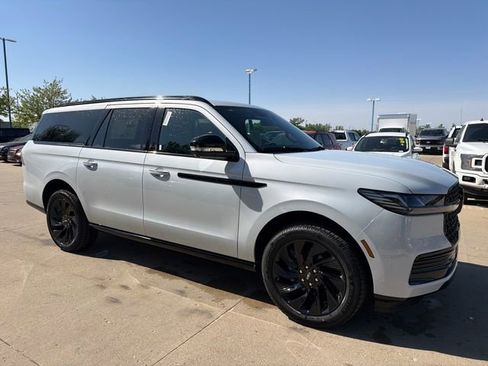 New 2026 Lincoln Navigator L Reserve AWD/4WD image 2