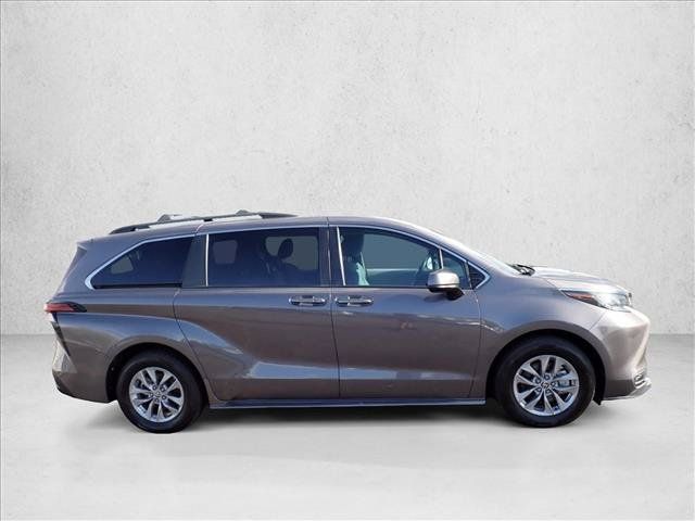 Used 2022 Toyota Sienna LE FWD image 5