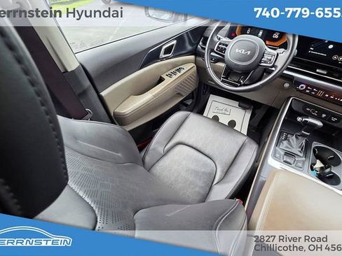 Used 2025 Kia Carnival FWD image 11