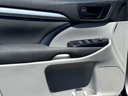 Used 2019 Toyota Highlander LE image 18