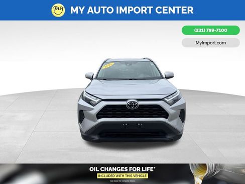 Used 2025 Toyota RAV4 XLE AWD/4WD image 2