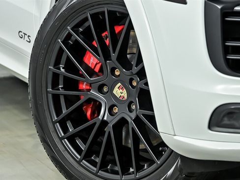 Used 2023 Porsche Cayenne GTS AWD/4WD image 4