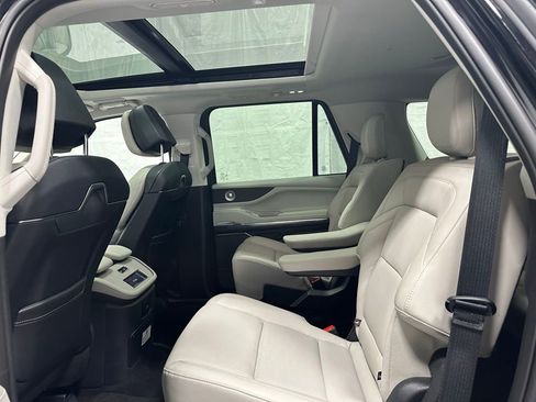 Used 2025 Lincoln Navigator Reserve image 45
