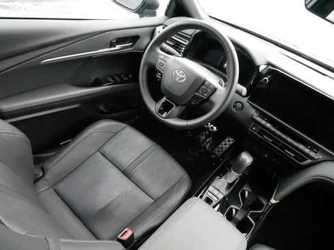 Used 2025 Toyota Camry XSE image 9