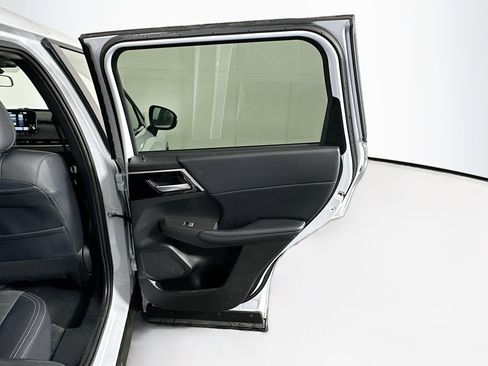 Used 2024 Mitsubishi Outlander SE image 29