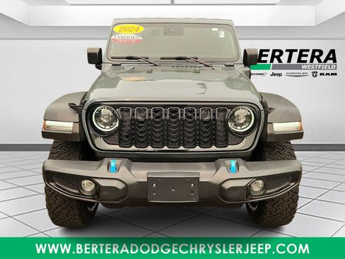 Used 2024 Jeep Wrangler Unlimited AWD/4WD image 2