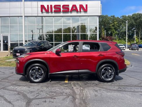 Used 2025 Nissan Rogue SV AWD/4WD image 2