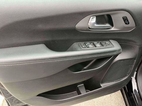 Used 2025 Chrysler Pacifica Select FWD image 12