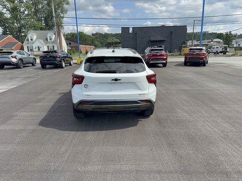 Used 2024 Chevrolet Trax ACTIV w/ Sunroof Package FWD image 3