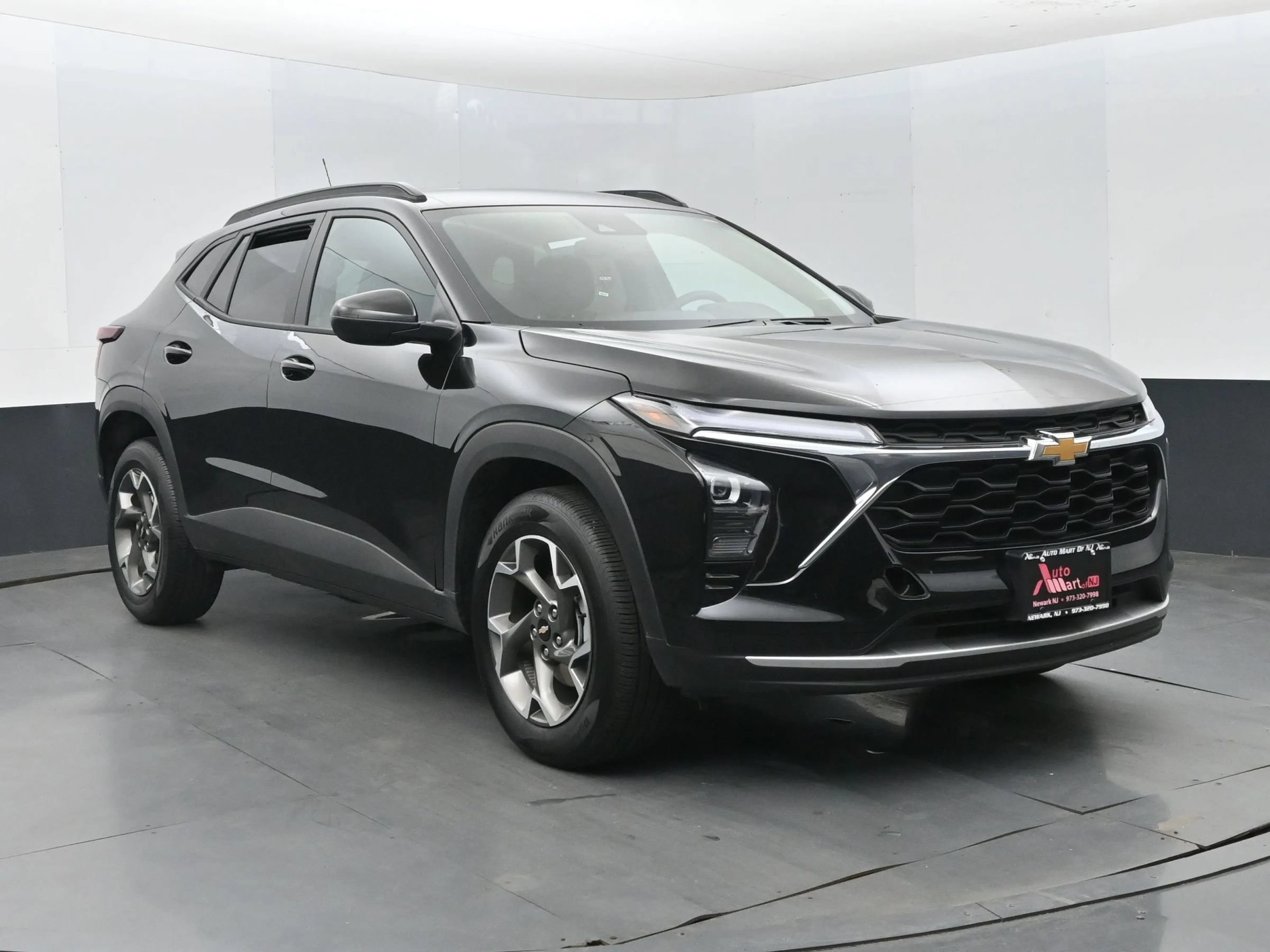 Used 2026 Chevrolet Trax LT FWD image 2