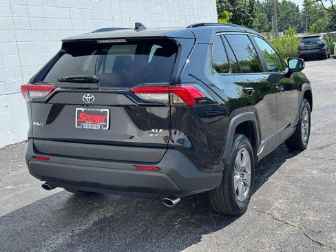 Used 2025 Toyota RAV4 XLE image 3