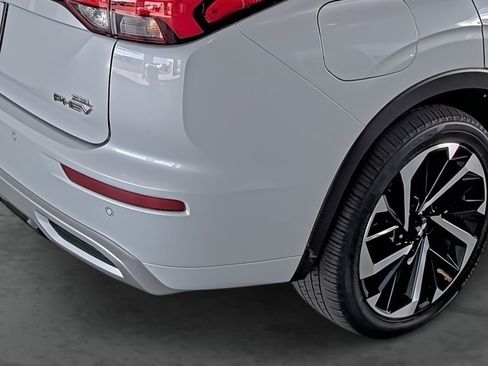 Used 2024 Mitsubishi Outlander 4WD Plug-In Hybrid image 12