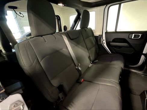 Used 2020 Jeep Wrangler Unlimited Sahara image 34