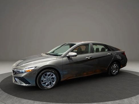 Used 2024 Hyundai Elantra SEL image 3