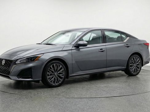 Used 2025 Nissan Altima 2.5 SV image 3