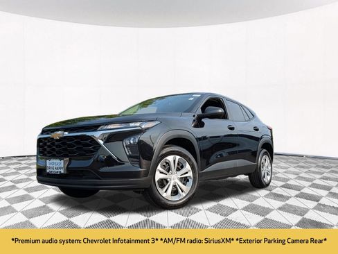 Used 2025 Chevrolet Trax LS FWD image 2