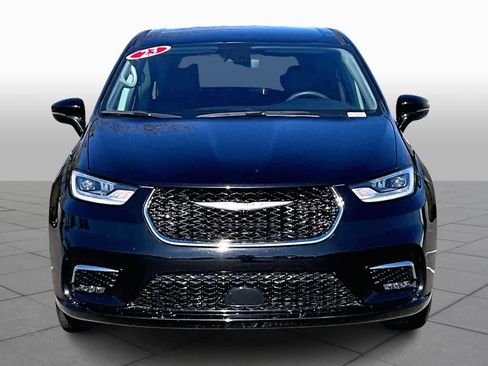 Used 2023 Chrysler Pacifica Touring-L image 3