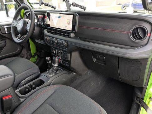 Used 2025 Jeep Wrangler Unlimited Rubicon w/ Convenience Group AWD/4WD image 29