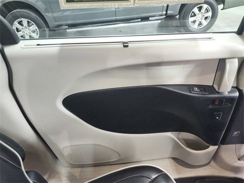 Used 2024 Chrysler Pacifica Limited image 37