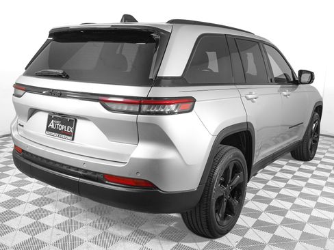 Used 2023 Jeep Grand Cherokee Altitude AWD/4WD image 5