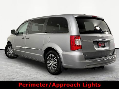 Used 2014 Chrysler Town & Country S FWD image 4