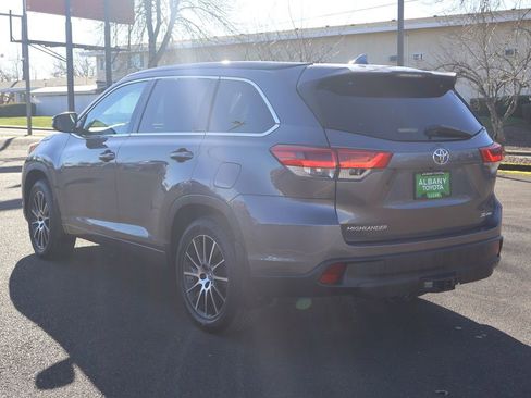 Used 2018 Toyota Highlander SE image 4