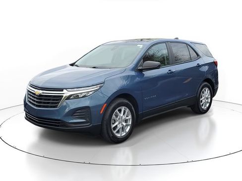Used 2024 Chevrolet Equinox LS w/ LS Convenience Package FWD image 2