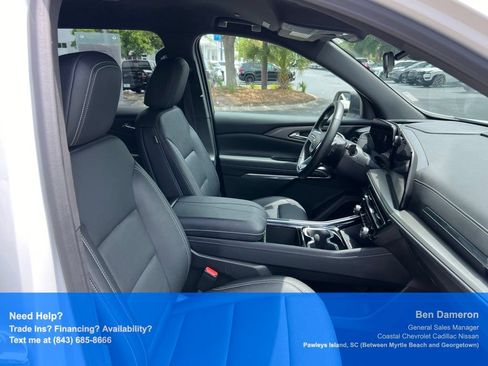 Used 2025 Chevrolet Traverse LT FWD image 24