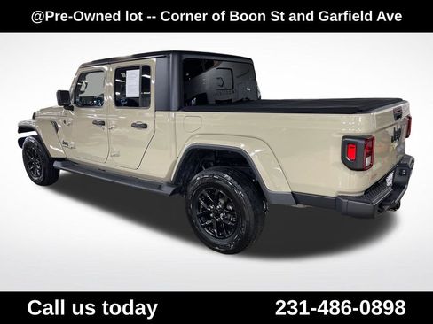 Used 2022 Jeep Gladiator Sport AWD/4WD image 3
