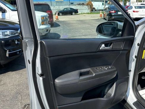 Used 2022 Kia Sportage LX image 9