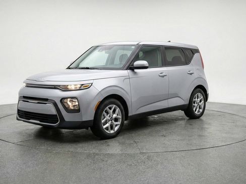 Used 2025 Kia Soul LX w/ LX Technology Package FWD image 3