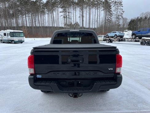 Used 2017 Toyota Tacoma TRD Sport image 5