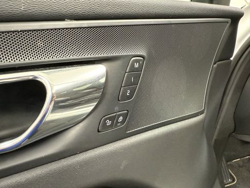 Used 2018 Volvo XC60 T6 R-Design w/ Convenience Package image 12