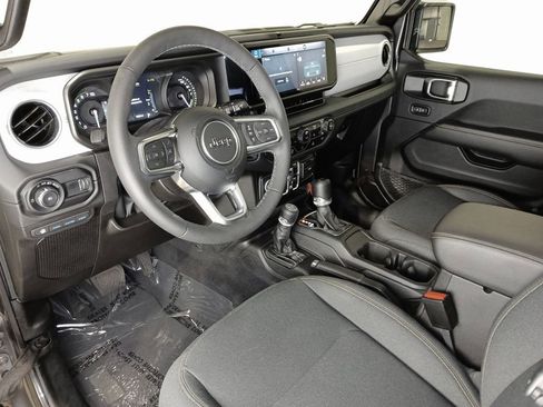 Used 2025 Jeep Wrangler Unlimited Sahara image 15