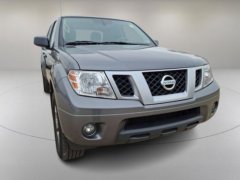 Used 2020 Nissan Frontier SV image 2