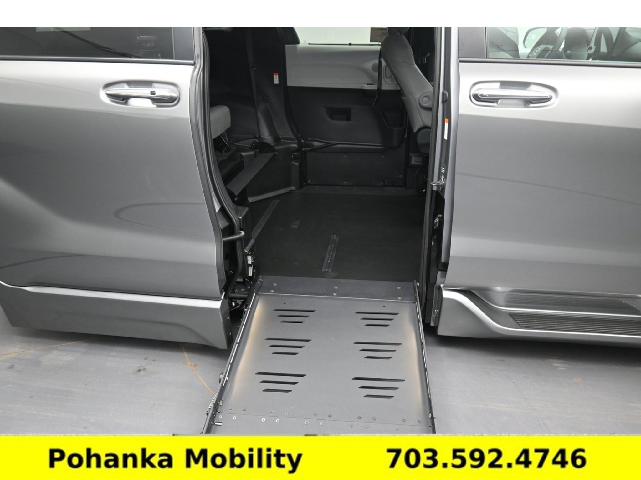 Used 2026 Toyota Sienna XLE FWD image 11