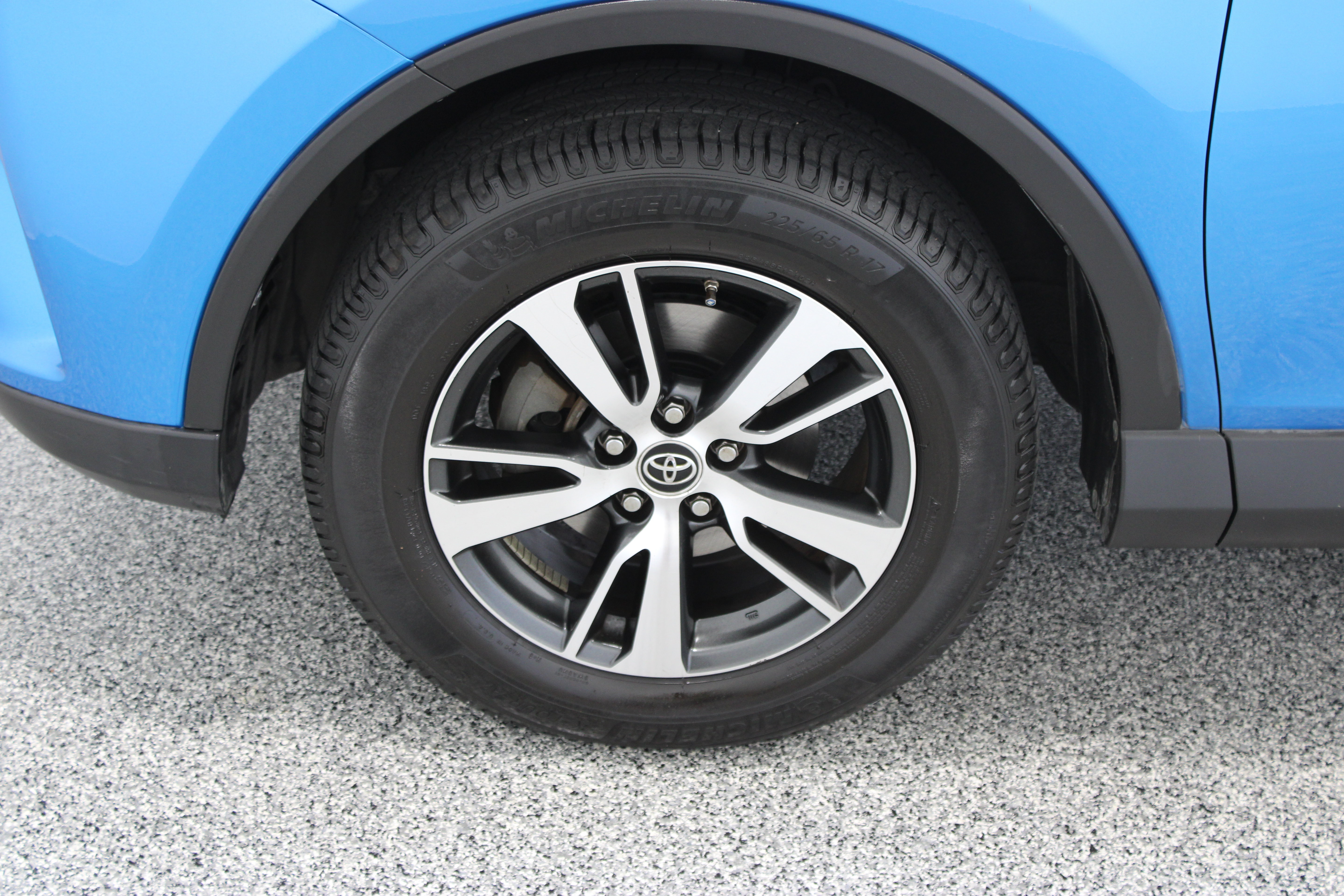 Used 2018 Toyota RAV4 XLE FWD image 11