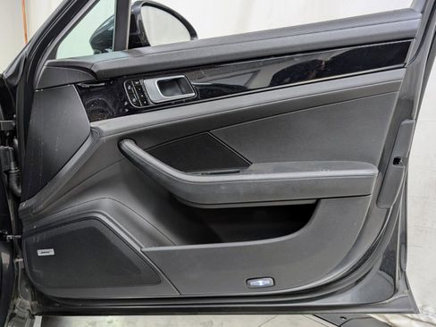 Used 2020 Porsche Panamera w/ Premium Package image 23