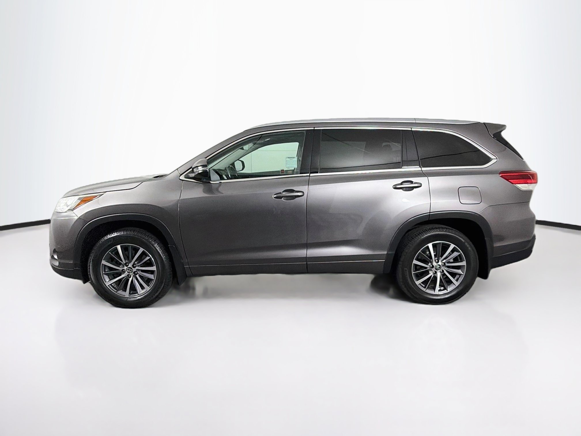 Used 2017 Toyota Highlander XLE w/ Carpet Mat Package AWD/4WD image 4