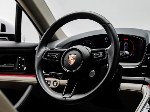 Used 2025 Porsche Panamera w/ Premium Package image 50