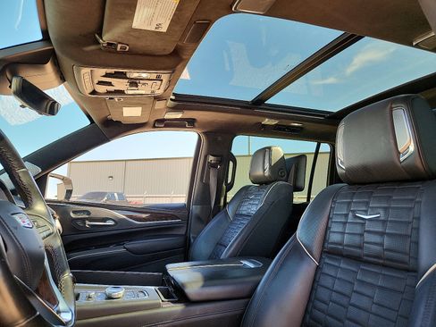 Used 2023 Cadillac Escalade ESV Premium Luxury Platinum image 12