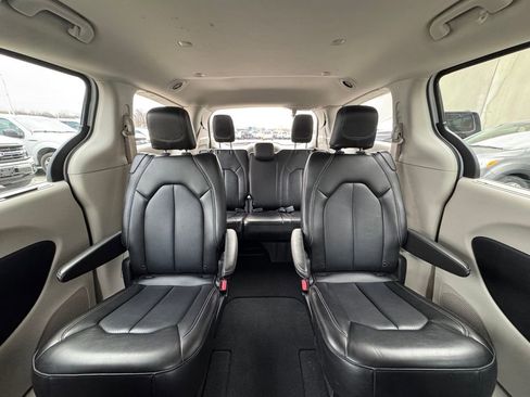 Used 2024 Chrysler Pacifica Touring-L image 34