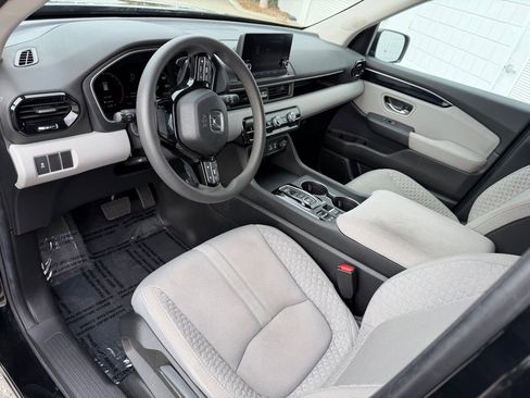 Used 2023 Honda Pilot LX image 2