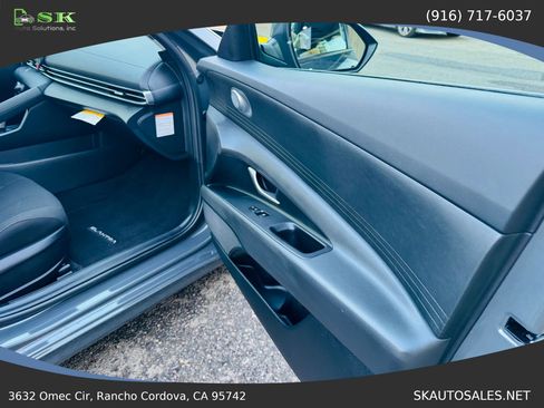 Used 2025 Hyundai Elantra Hybrid FWD image 18