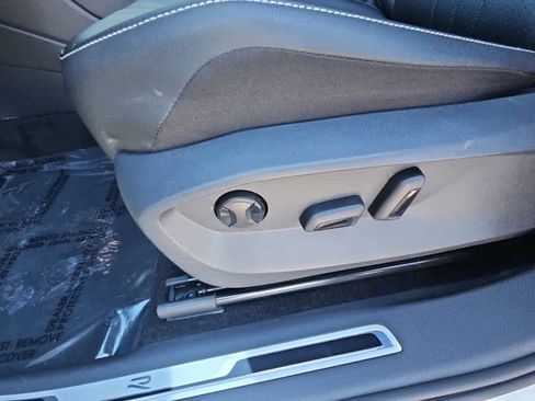 Used 2023 Volkswagen Tiguan SE R-Line image 17