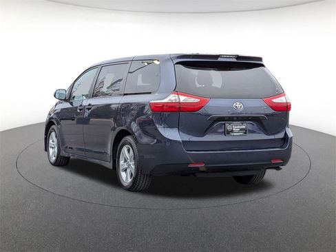 Used 2018 Toyota Sienna L image 7