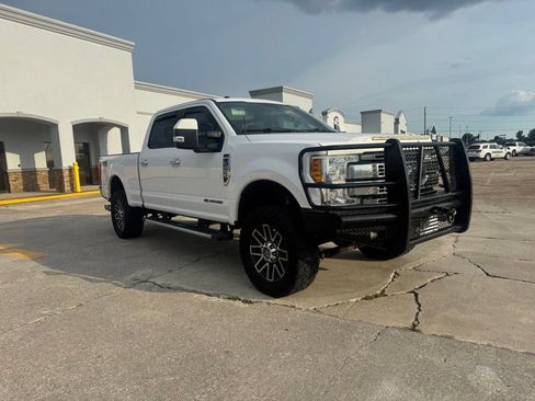 Used 2017 Ford F250 XLT w/ XLT Premium Package AWD/4WD image 4