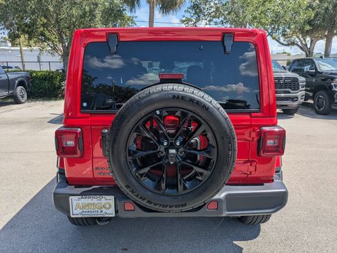 Used 2025 Jeep Wrangler Unlimited Sahara AWD/4WD image 7