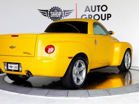 Used 2006 Chevrolet SSR w/ Preferred Equipment Group RWD image 9